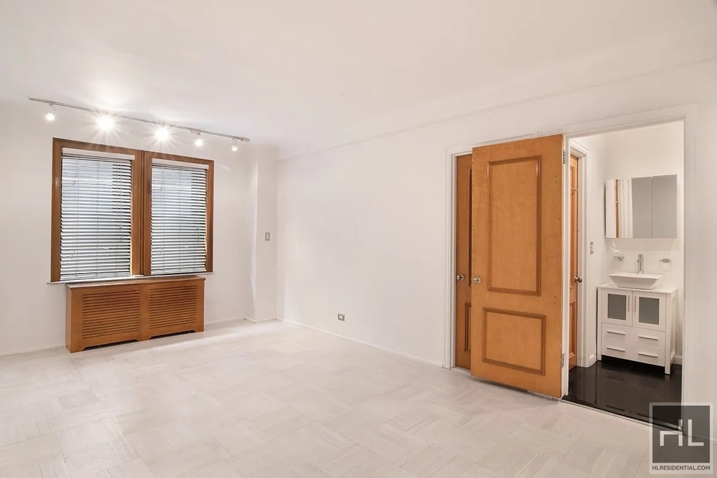 West 58th Street - Photo 8