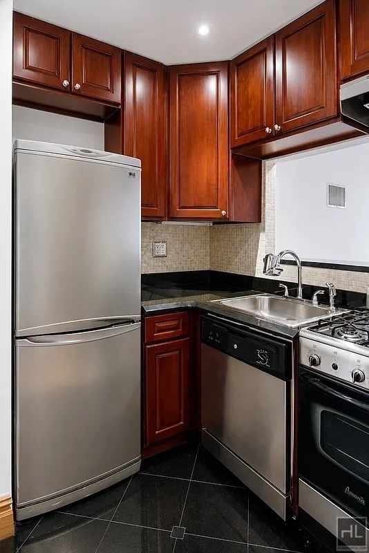 West 58 Street - Photo 9