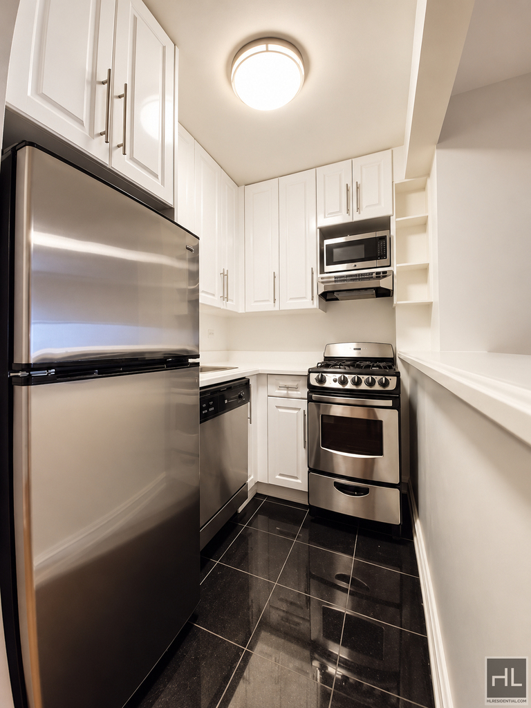 West 16 Street - Photo 4