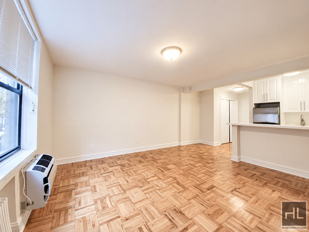 West 16 Street - Photo 3