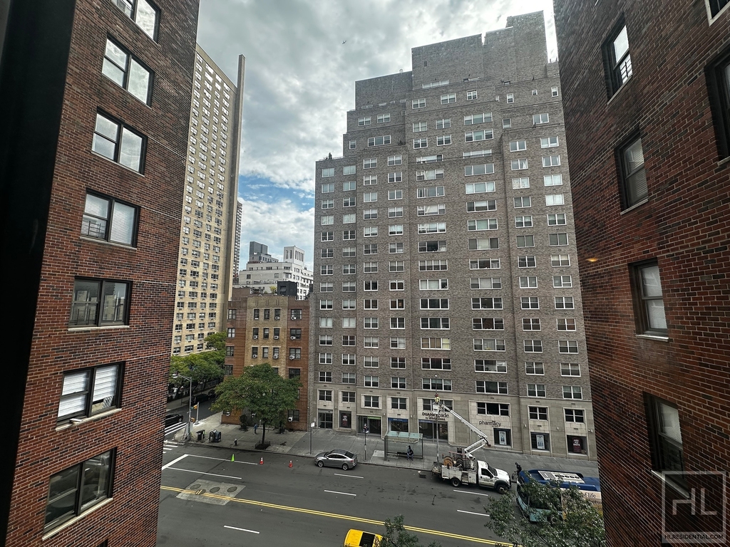 East 79th Street - Photo 8