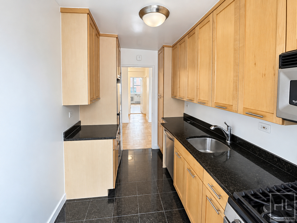 East 79th Street - Photo 4