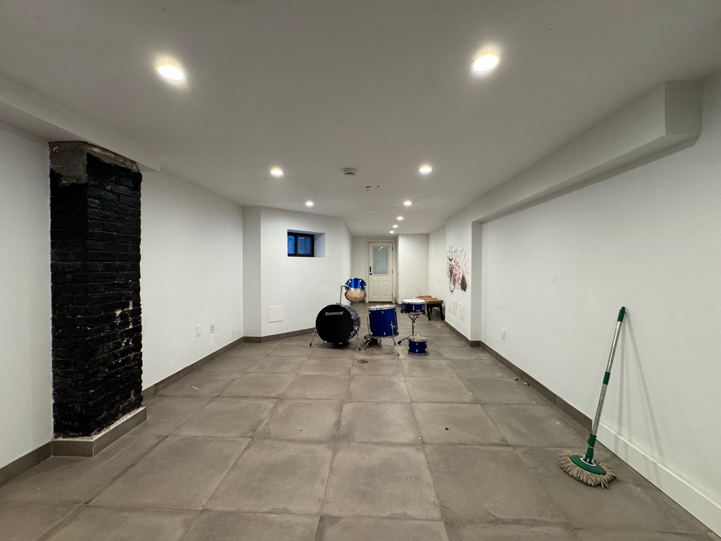 1049 Bergen Street - Photo 2