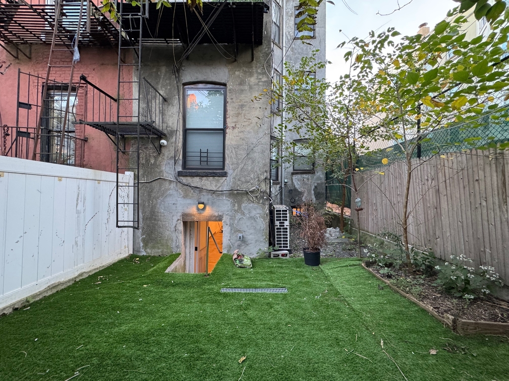 1049 Bergen Street - Photo 1