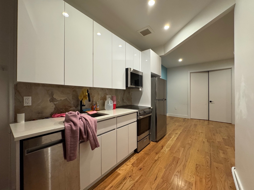 1049 Bergen Street - Photo 15