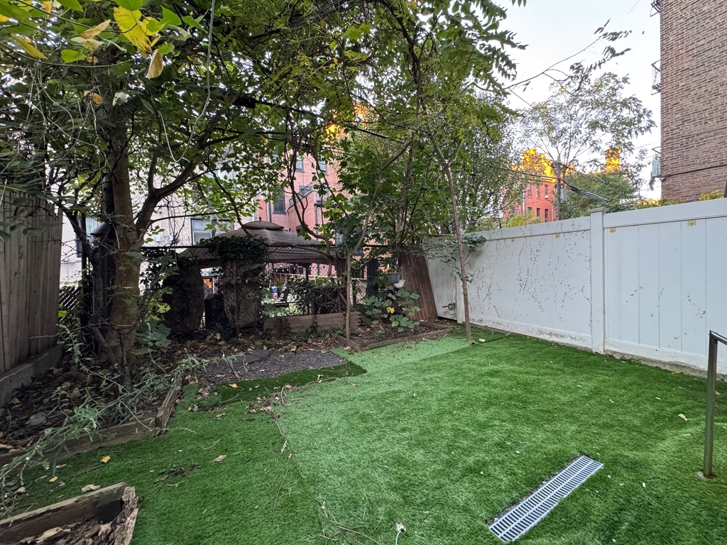 1049 Bergen Street - Photo 0