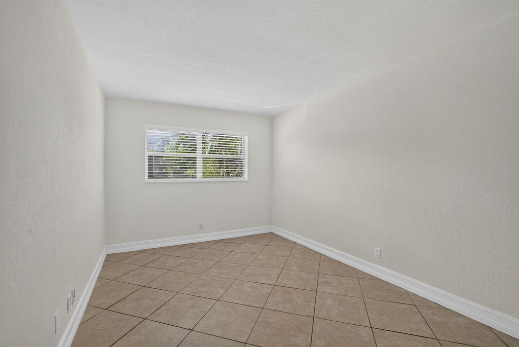 4051 Ne 13th Avenue Ne - Photo 12