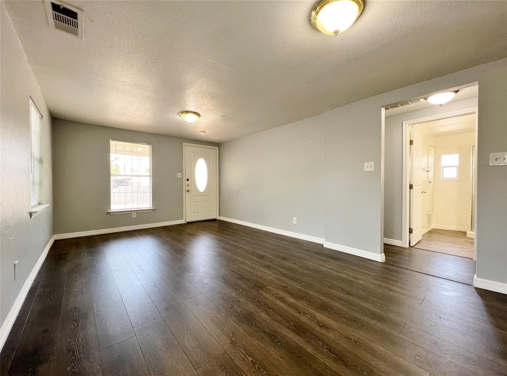 2625 E 12th Street - Photo 4