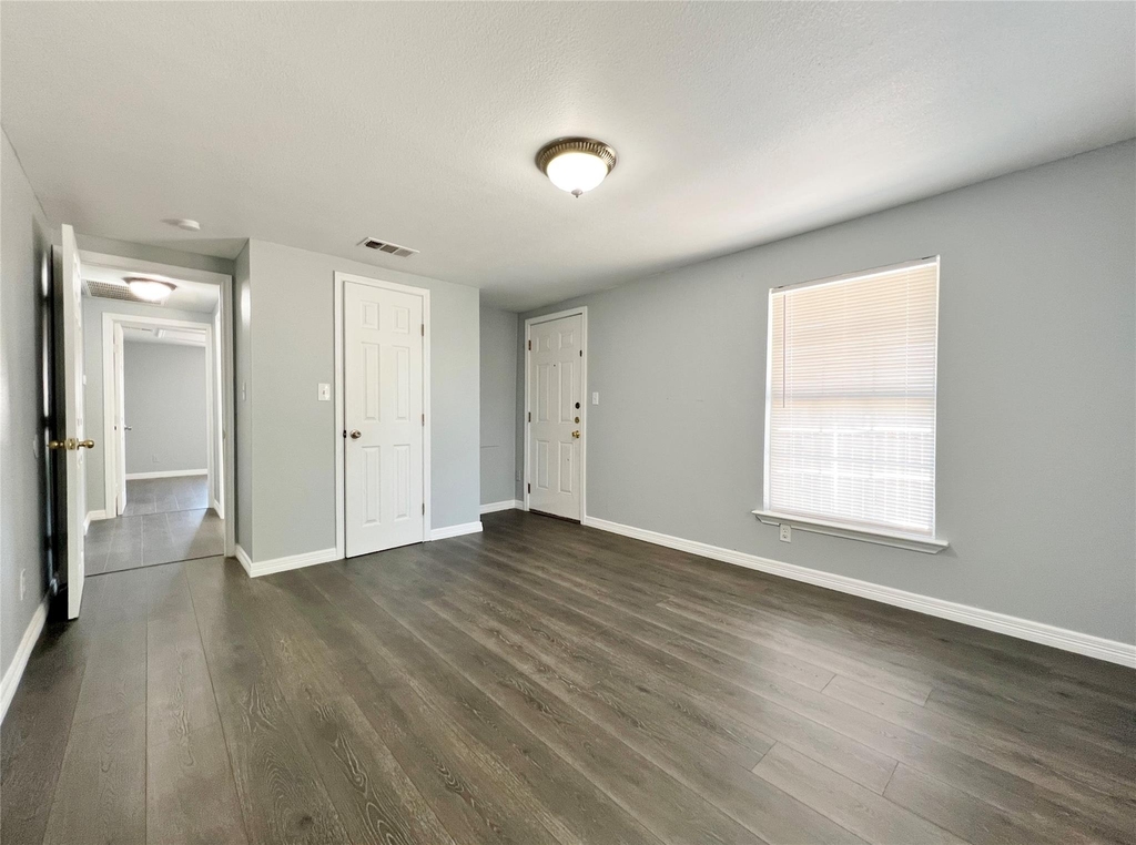 2625 E 12th Street - Photo 5