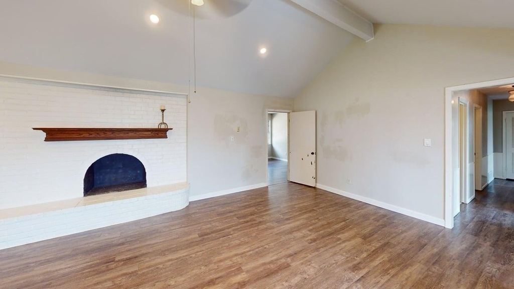 4707 E Fm 1187 - Photo 18