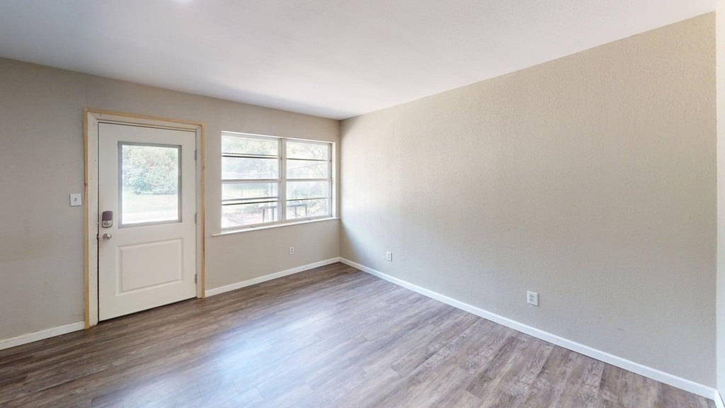 4707 E Fm 1187 - Photo 17