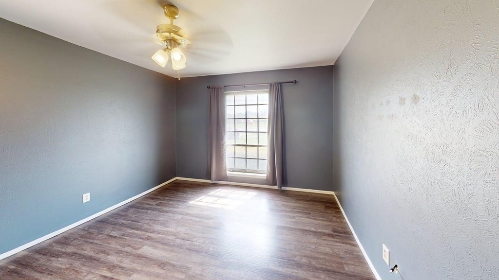 4707 E Fm 1187 - Photo 8