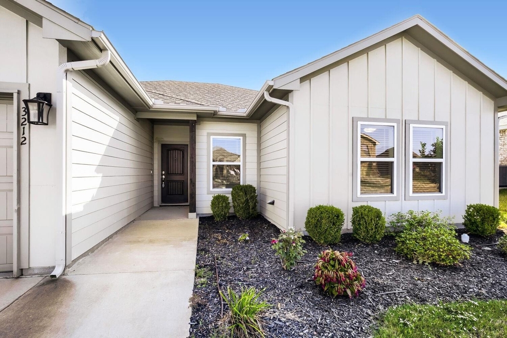 3212 Sweetwater Way - Photo 2