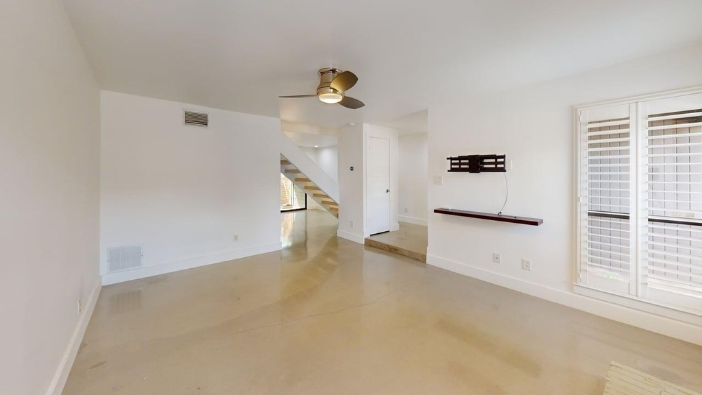 2204 W Park Boulevard - Photo 6