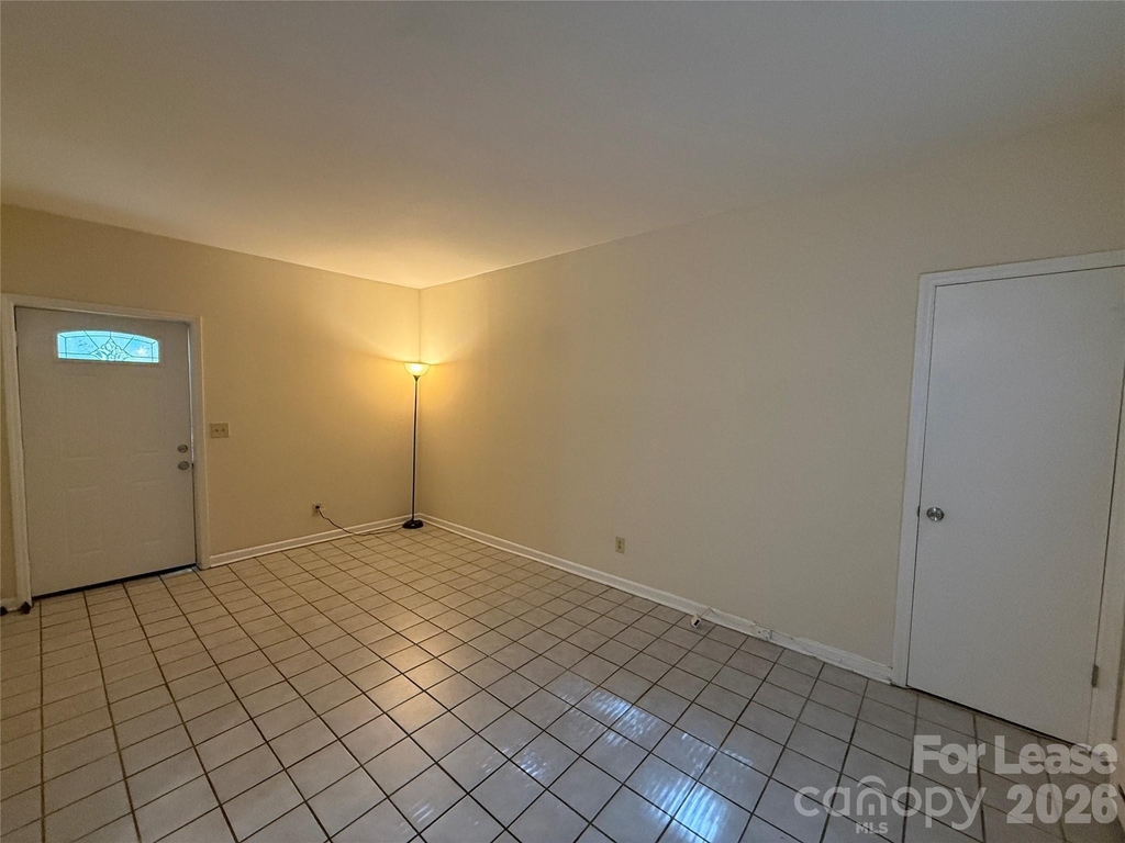900 Lexington Avenue - Photo 2
