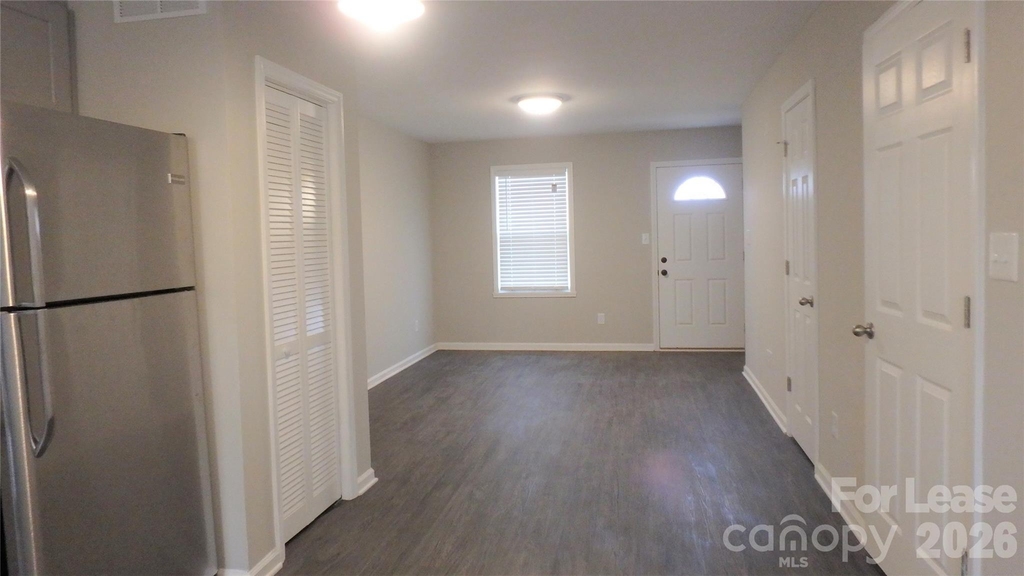 605 W Crowell Street - Photo 4