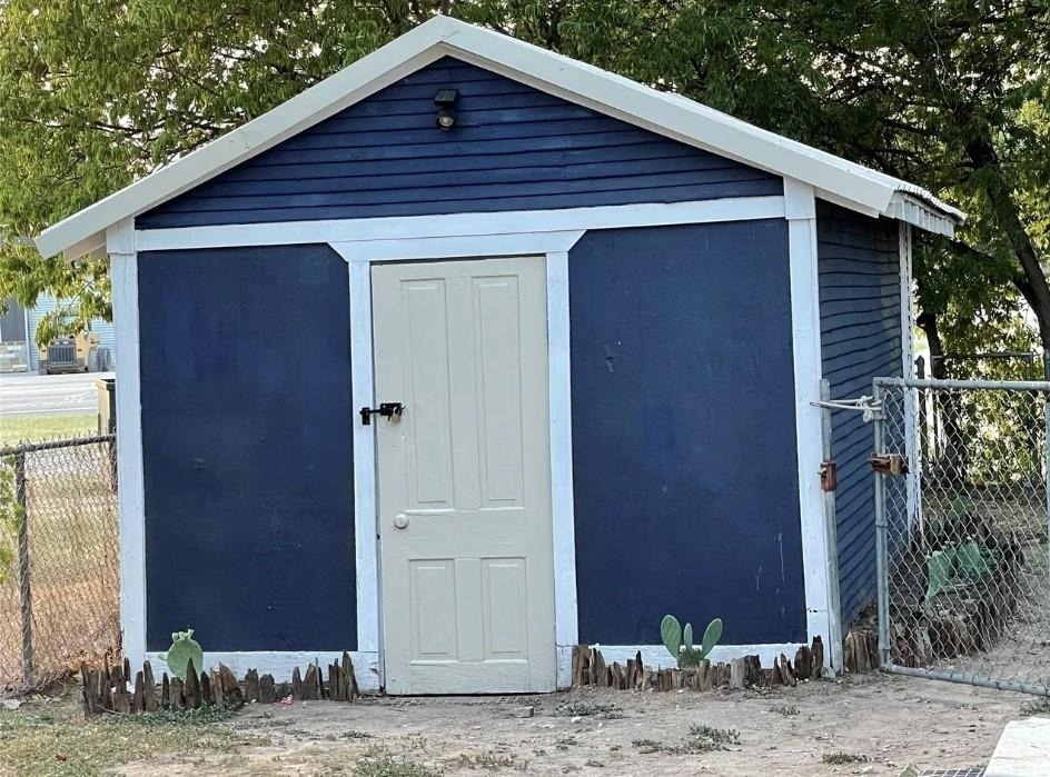 905 E Hook - Photo 3