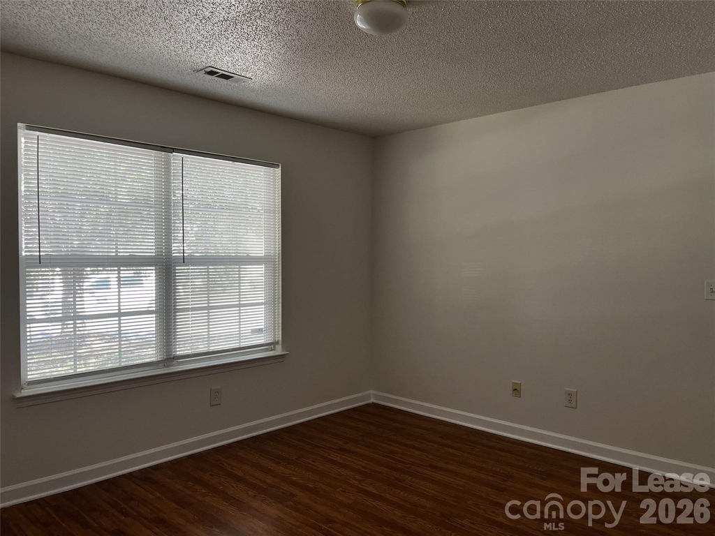 1404 Jordans Pond Lane - Photo 11