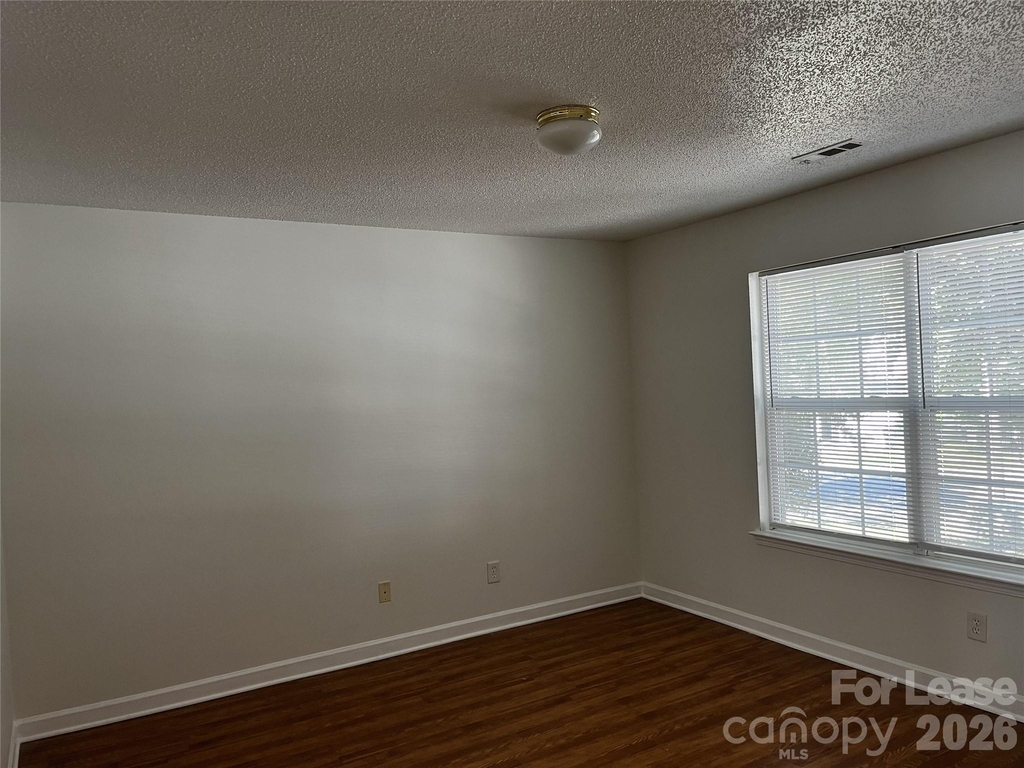 1404 Jordans Pond Lane - Photo 5