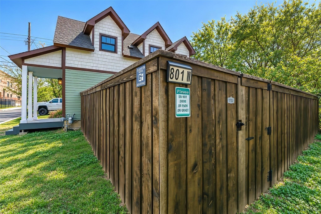 801 W Morphy Street - Photo 2