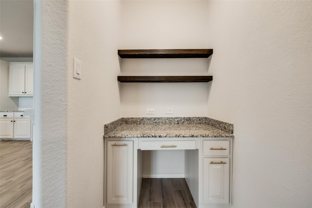 709 Falcon Road - Photo 7