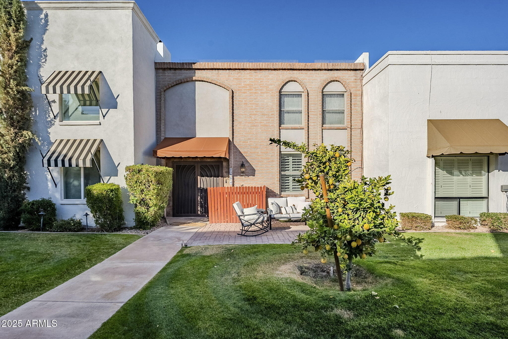 7654 E Minnezona Avenue - Photo 0