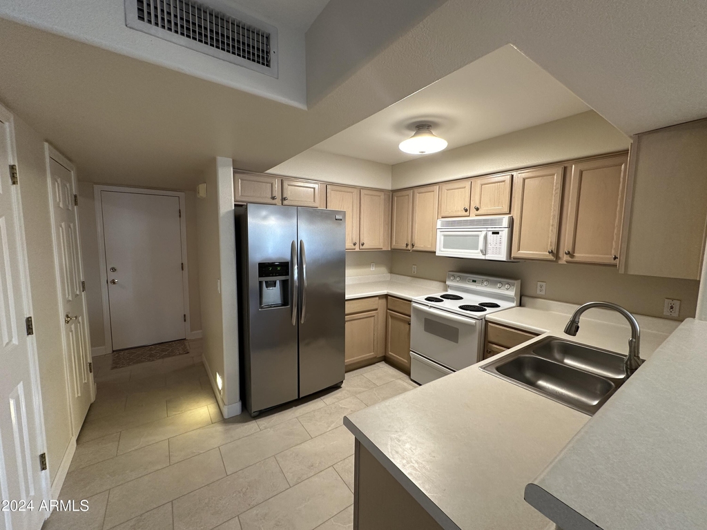 4805 E Kachina Trail - Photo 3