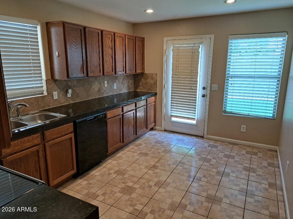 125 N 22nd Place - Photo 5