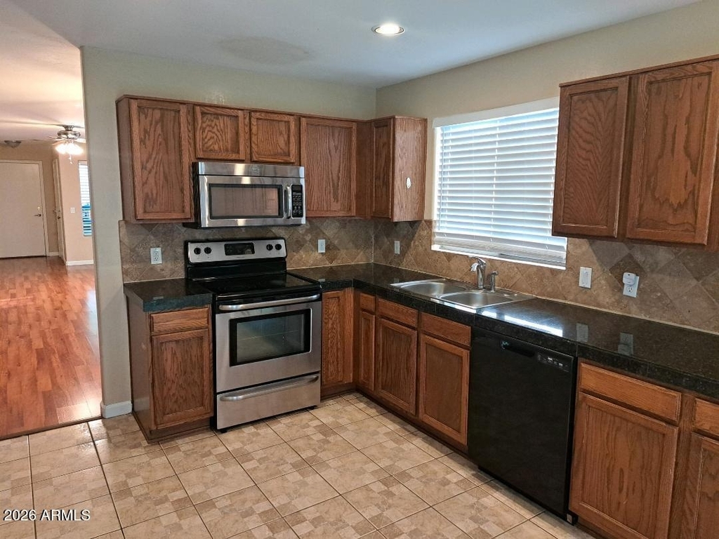 125 N 22nd Place - Photo 3
