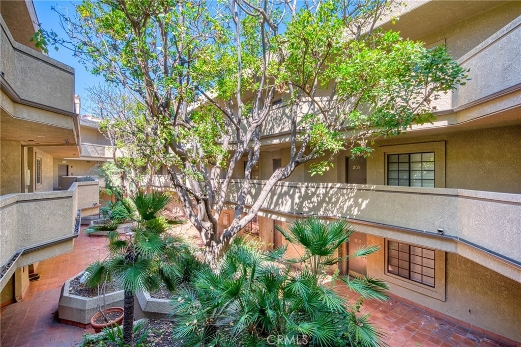 221 S Oak Knoll Avenue - Photo 1