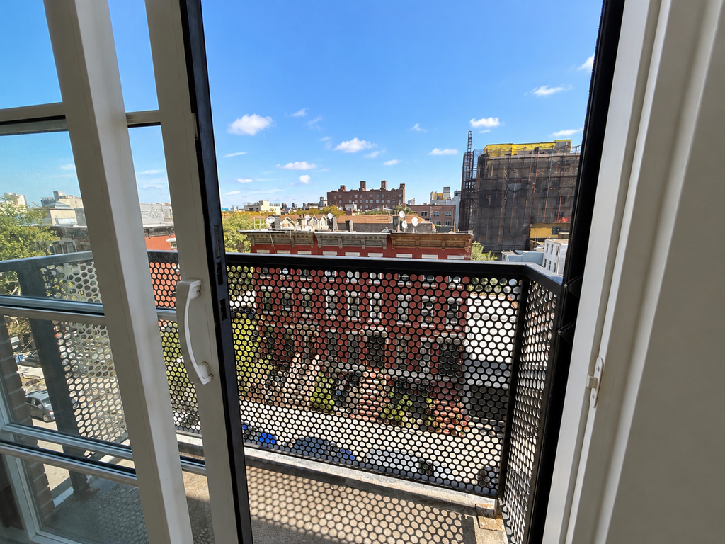 980 Kent Avenue - Photo 5