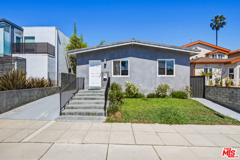 869 Warren Avenue - Photo 0