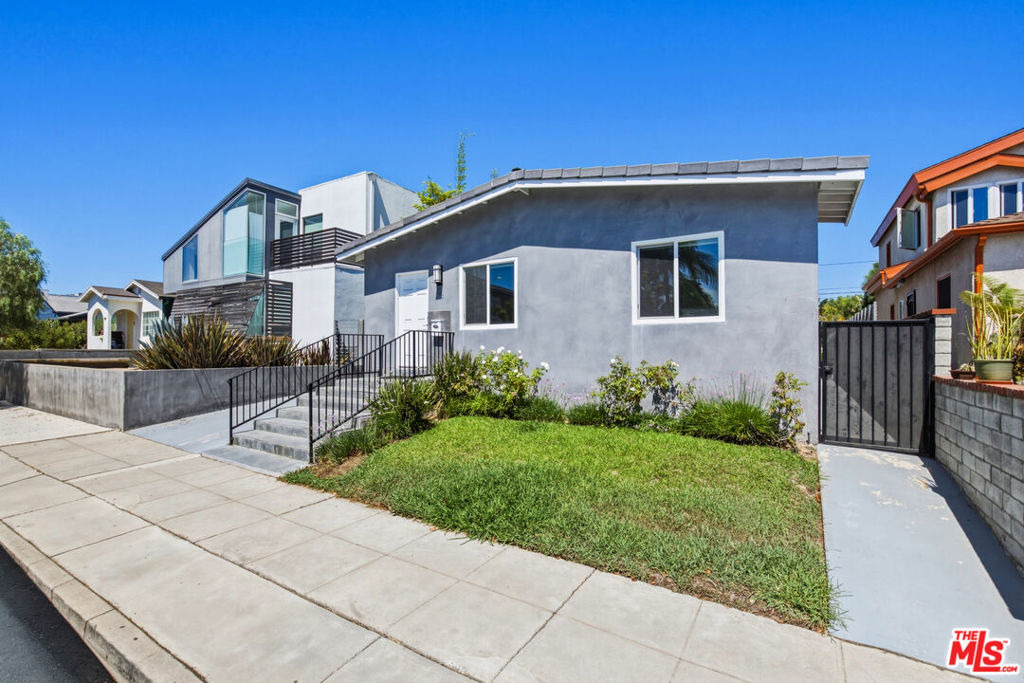 869 Warren Avenue - Photo 1