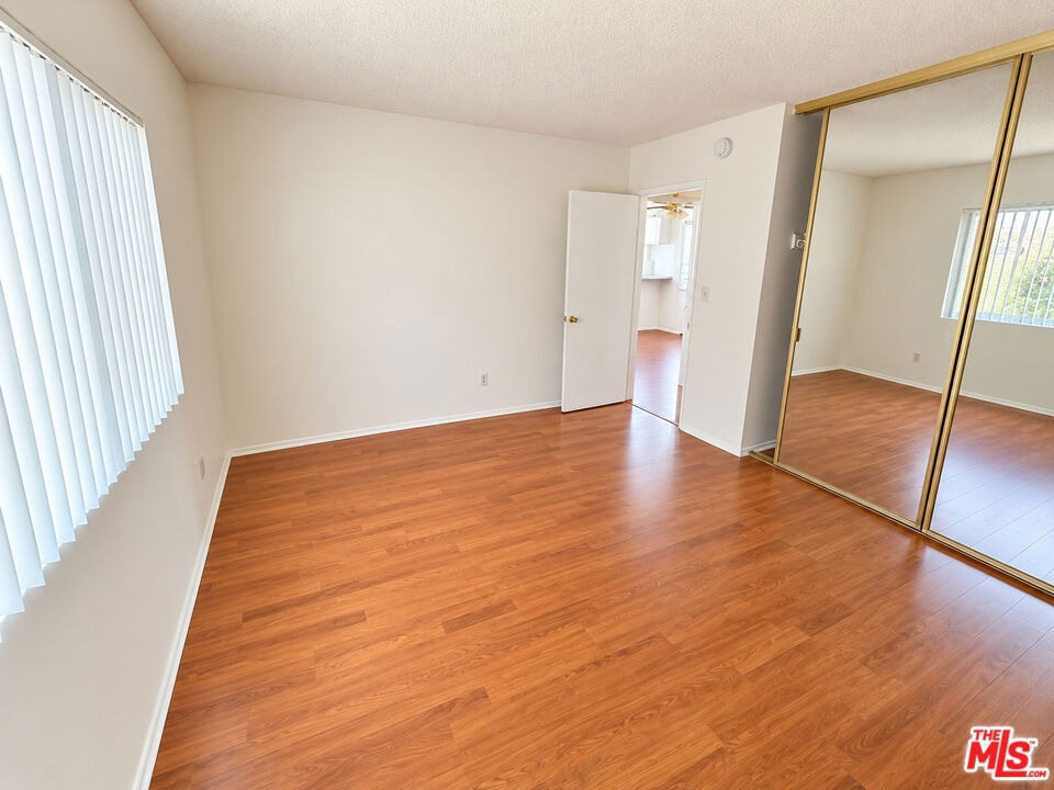 18444 Collins Street - Photo 7