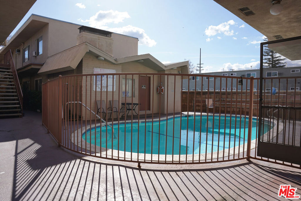 18444 Collins Street - Photo 11