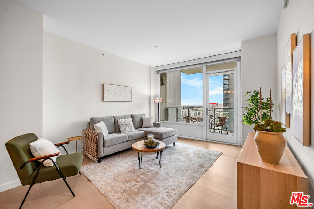 1050 S Grand Avenue - Photo 3