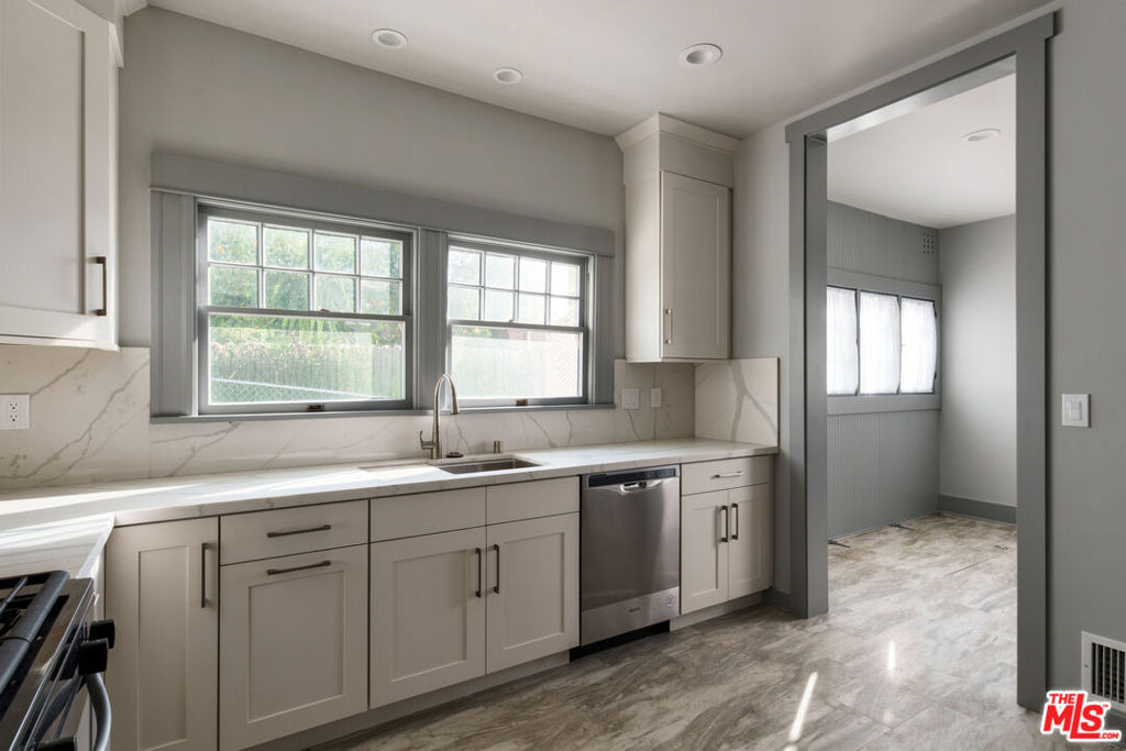344 S Kingsley Drive - Photo 10