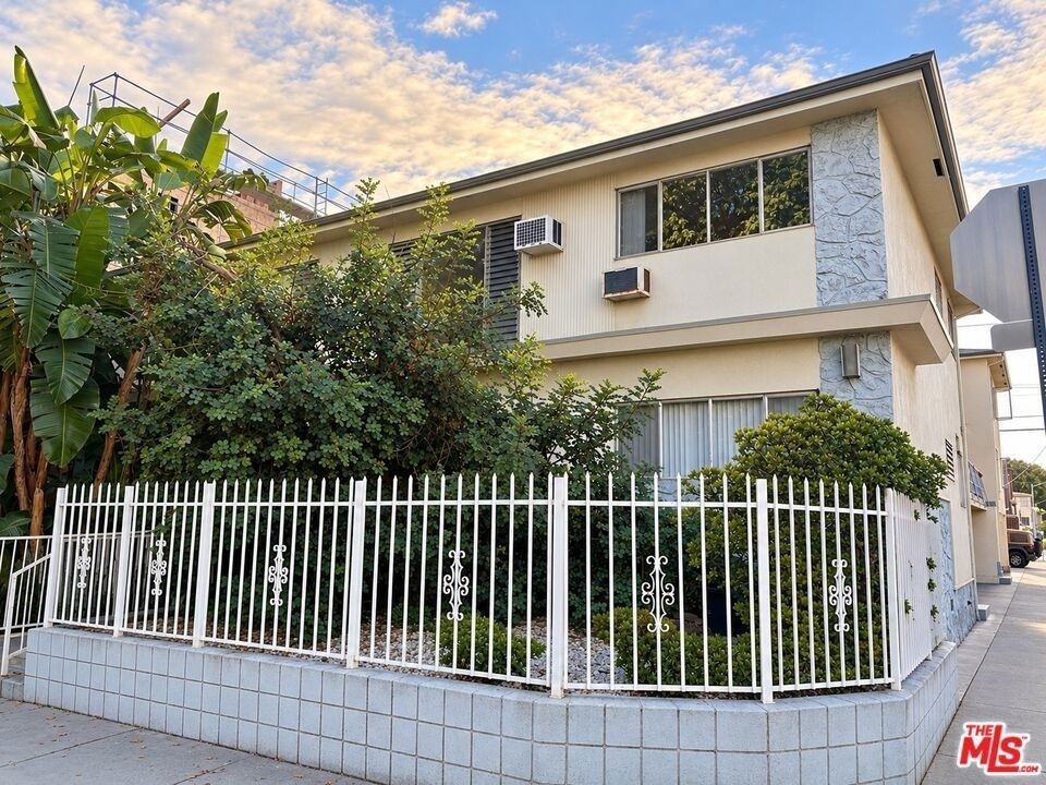 7704 Romaine Street - Photo 0