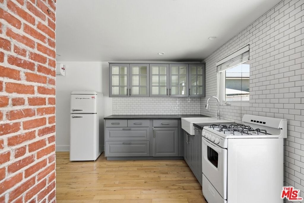 213 1/2 N Avenue 49 - Photo 0