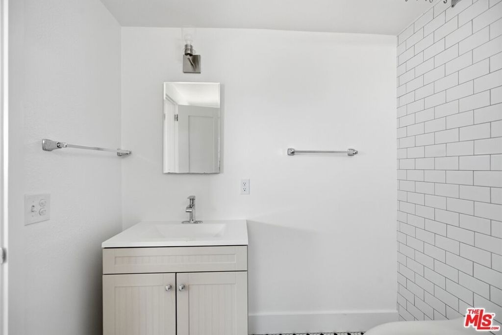 213 1/2 N Avenue 49 - Photo 11