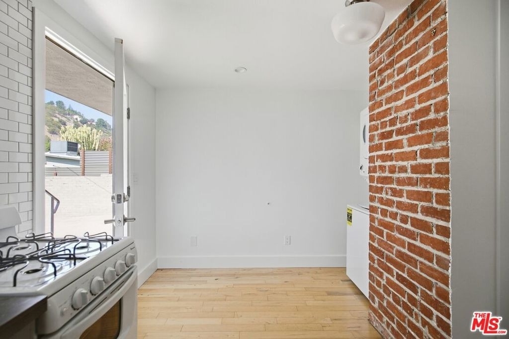 213 1/2 N Avenue 49 - Photo 1