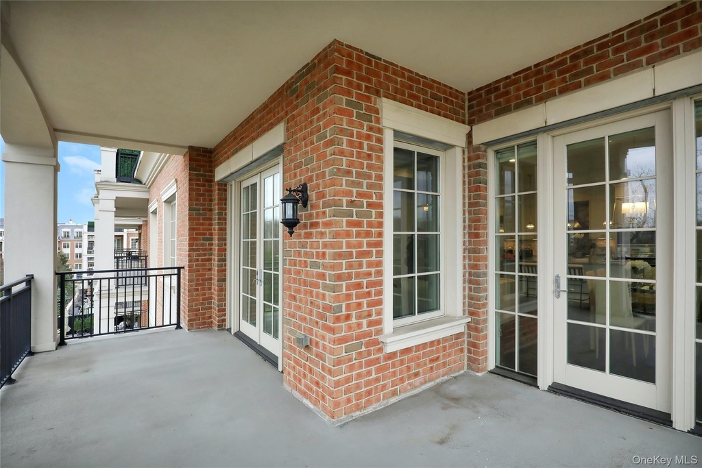 1000 Royal Court - Photo 27
