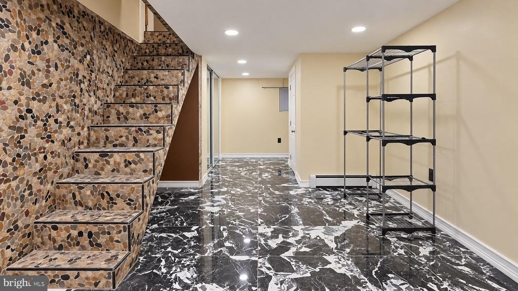 611 E Thayer Street - Photo 18