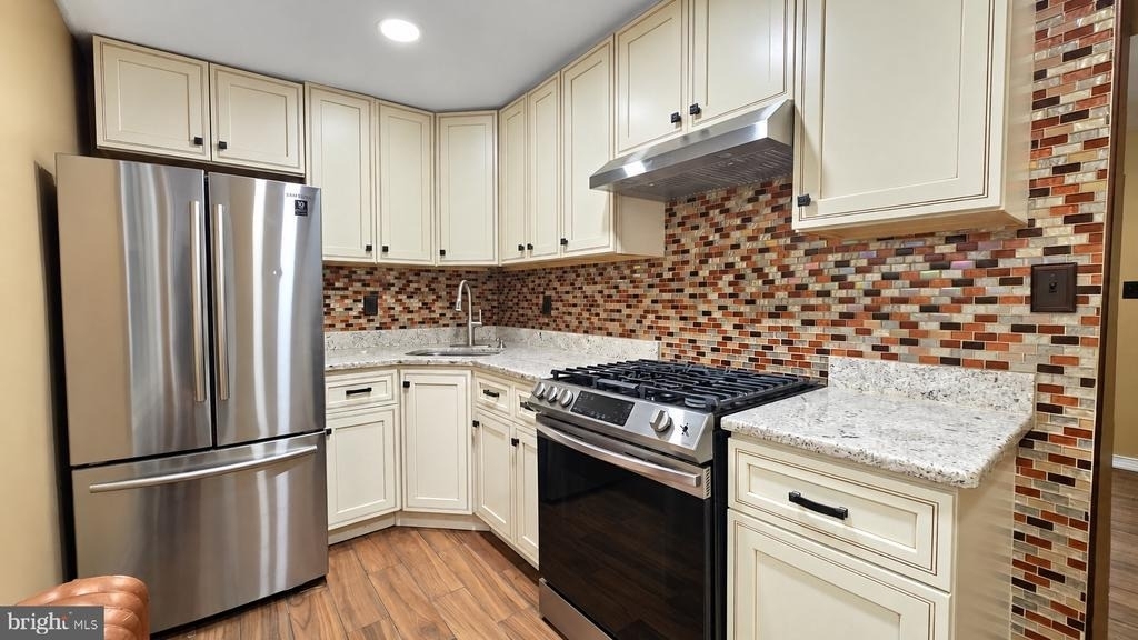 611 E Thayer Street - Photo 7