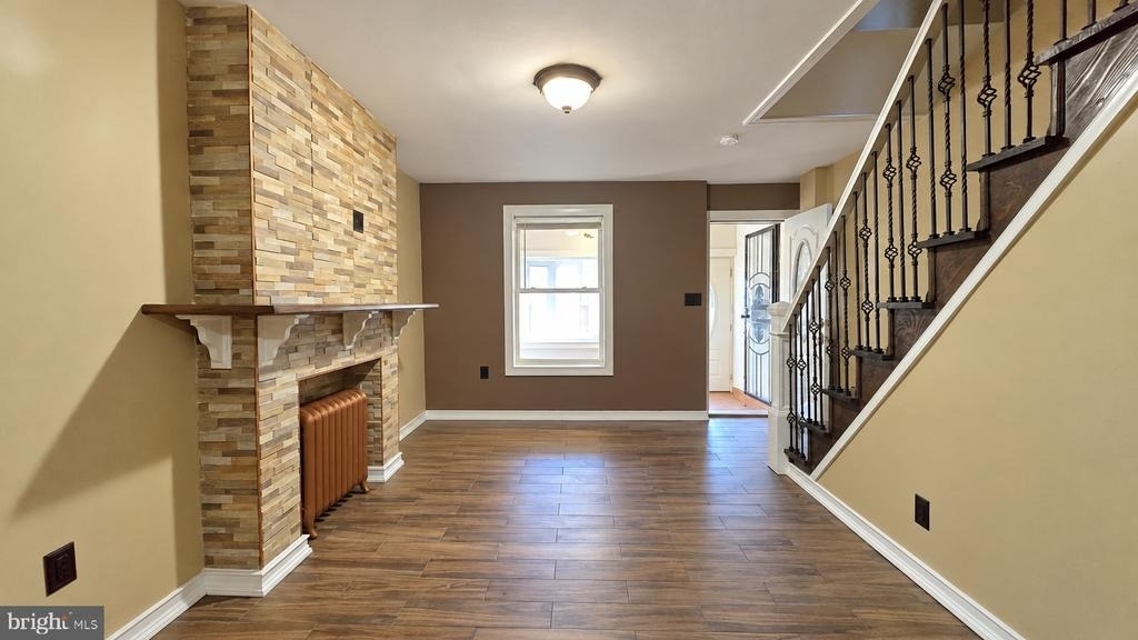 611 E Thayer Street - Photo 3