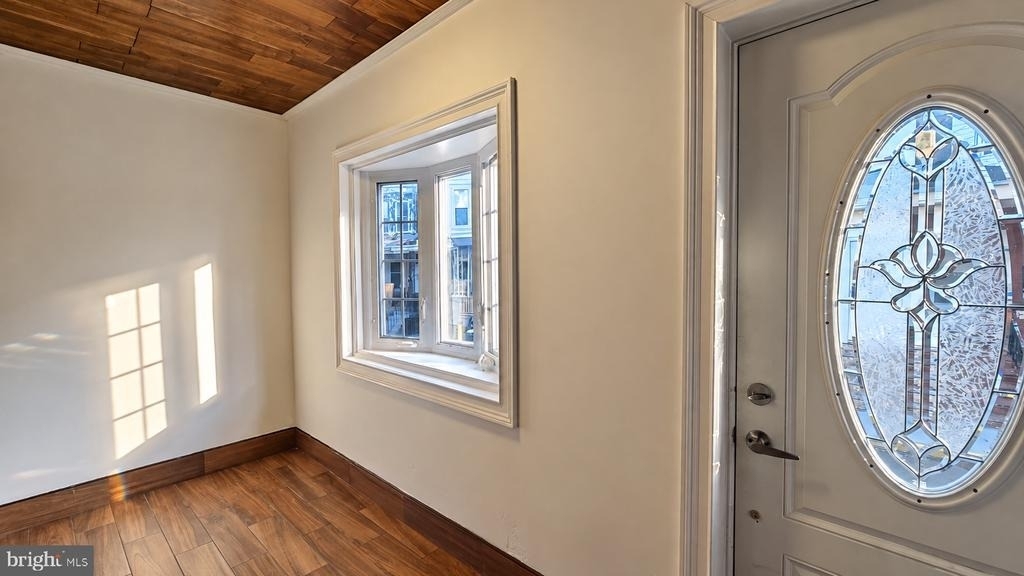 611 E Thayer Street - Photo 2