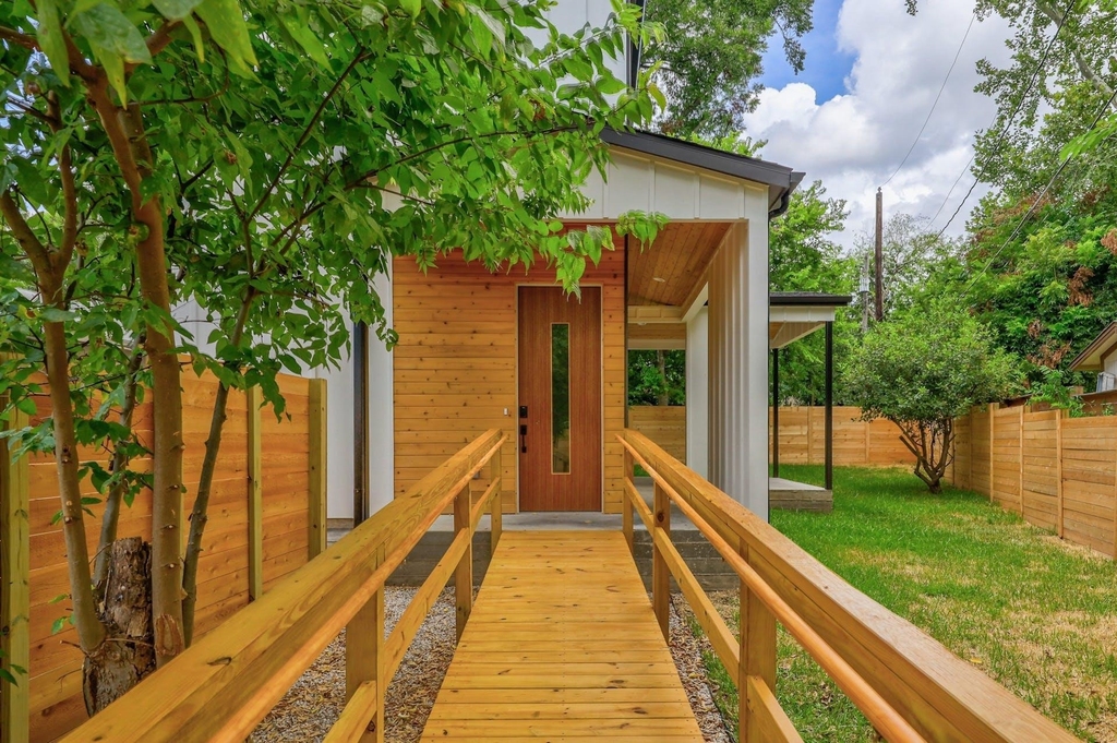 2104 Columbia Cv - Photo 2