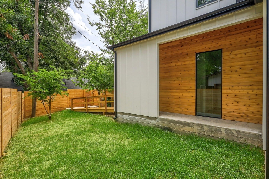 2104 Columbia Cv - Photo 24