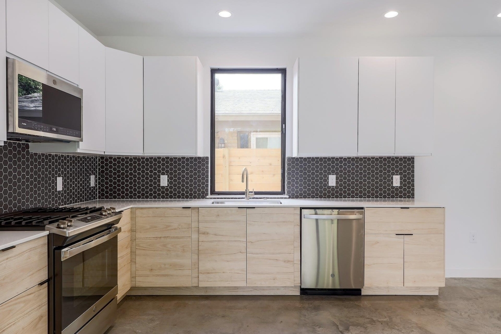 2104 Columbia Cv - Photo 8