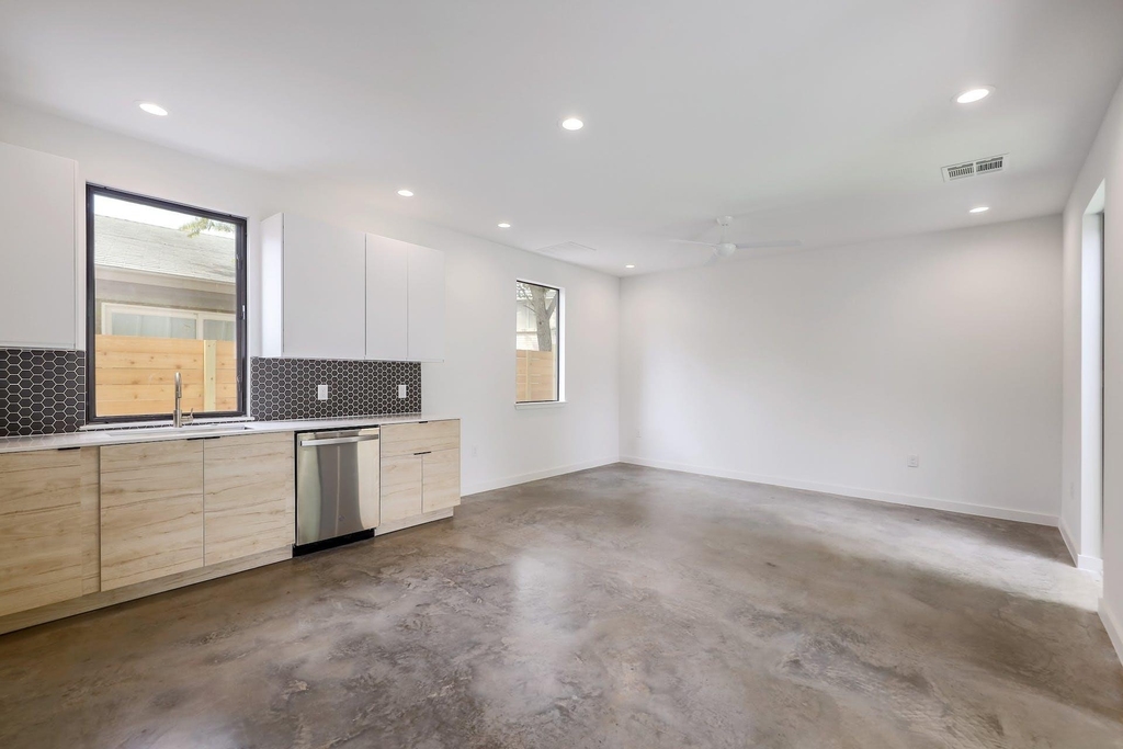 2104 Columbia Cv - Photo 4